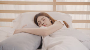 rutinitas sebelum tidur agar cantik saat bangun